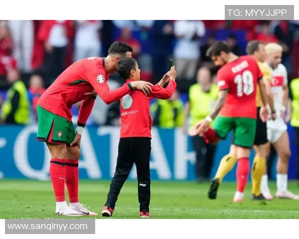 欧冠赛场惊现奇葩时刻球迷冲入抢夺C罗球衣引发热议